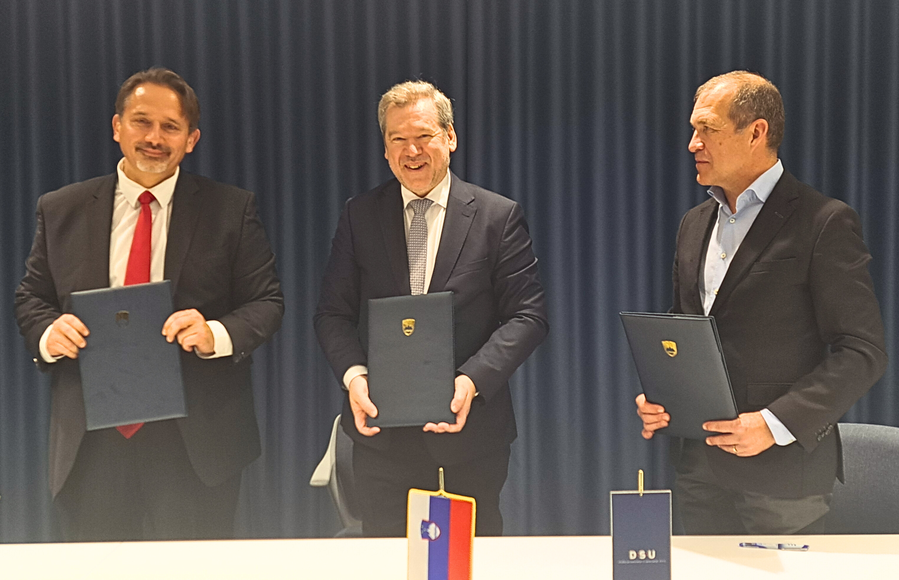 Podpis Pisma o nameri, od leve: Aleš Resnik, dr. Igor Papič, Mitja Križaj